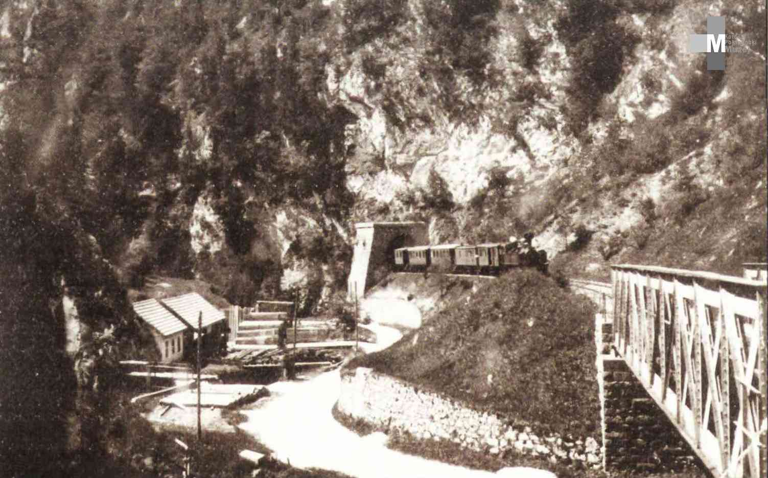 Štrekna - Vožnja vlaka skozi Hudo luknjo okrog leta 1925.