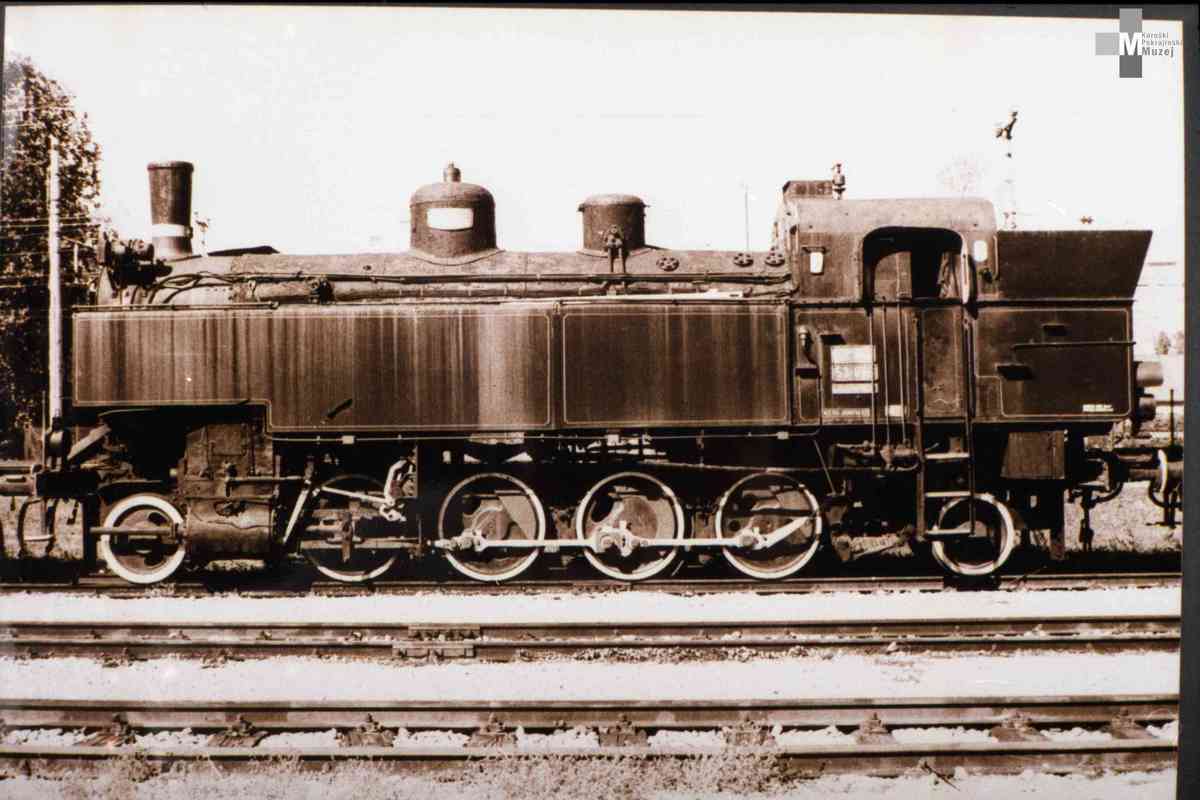 Štrekna - Lokomotive vrste JŽ 153 (K.k. Stb99) so bile namenjene vleki potniških vlakov po lokalnih progah. Pri nas so bile v uporabi od otvoritve proge do leta 1938.